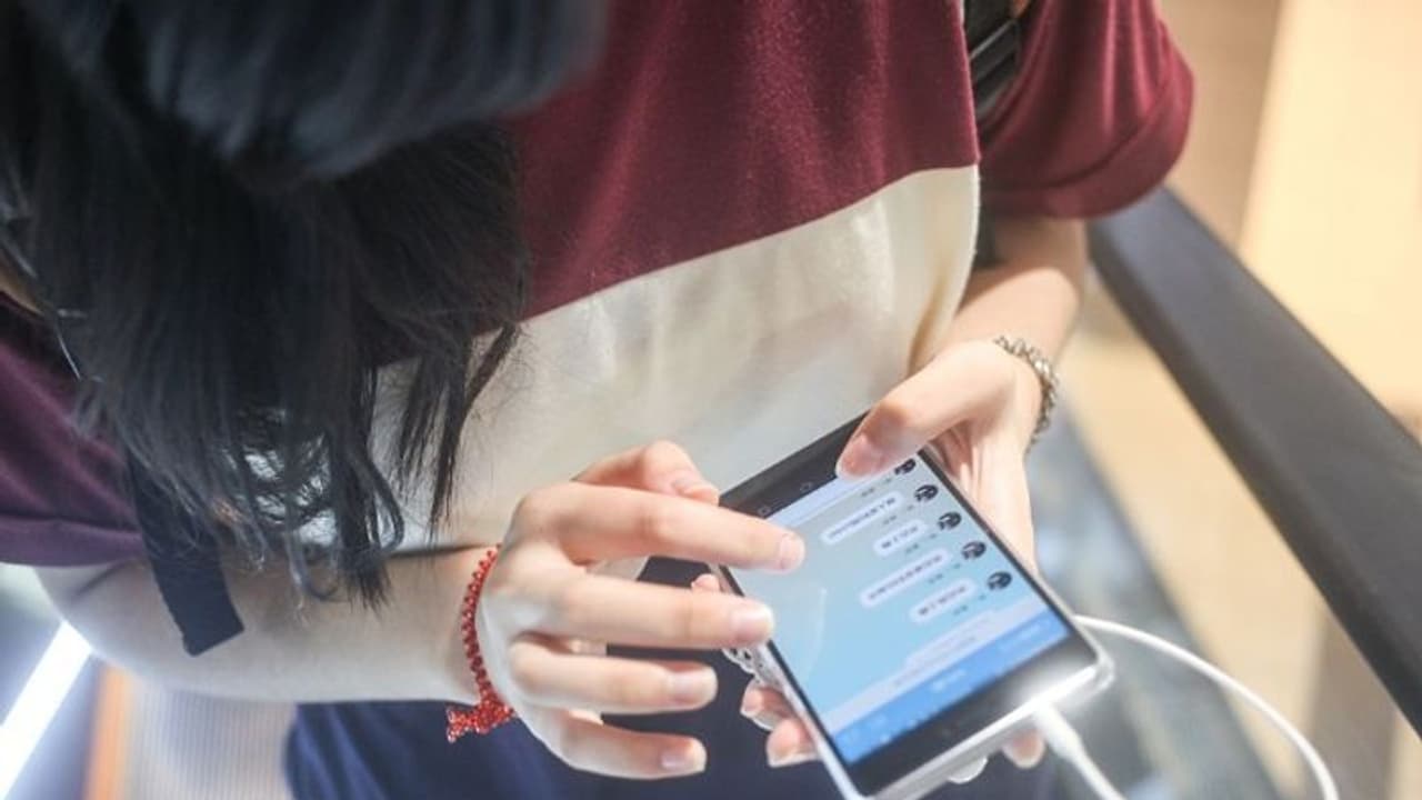 ഫോണ് ഇല്ലാതെ ഒരു നിമിഷം പോലും ജീവിക്കാന് കഴിയില്ലെന്നുണ്ടോ? സൂക്ഷിക്കുക... ഫോണ് ഇല്ലാതെ ഒരു നിമിഷം പോലും ജീവിക്കാന് കഴിയില്ലെന്നുണ്ടോ? സൂക്ഷിക്കുക...