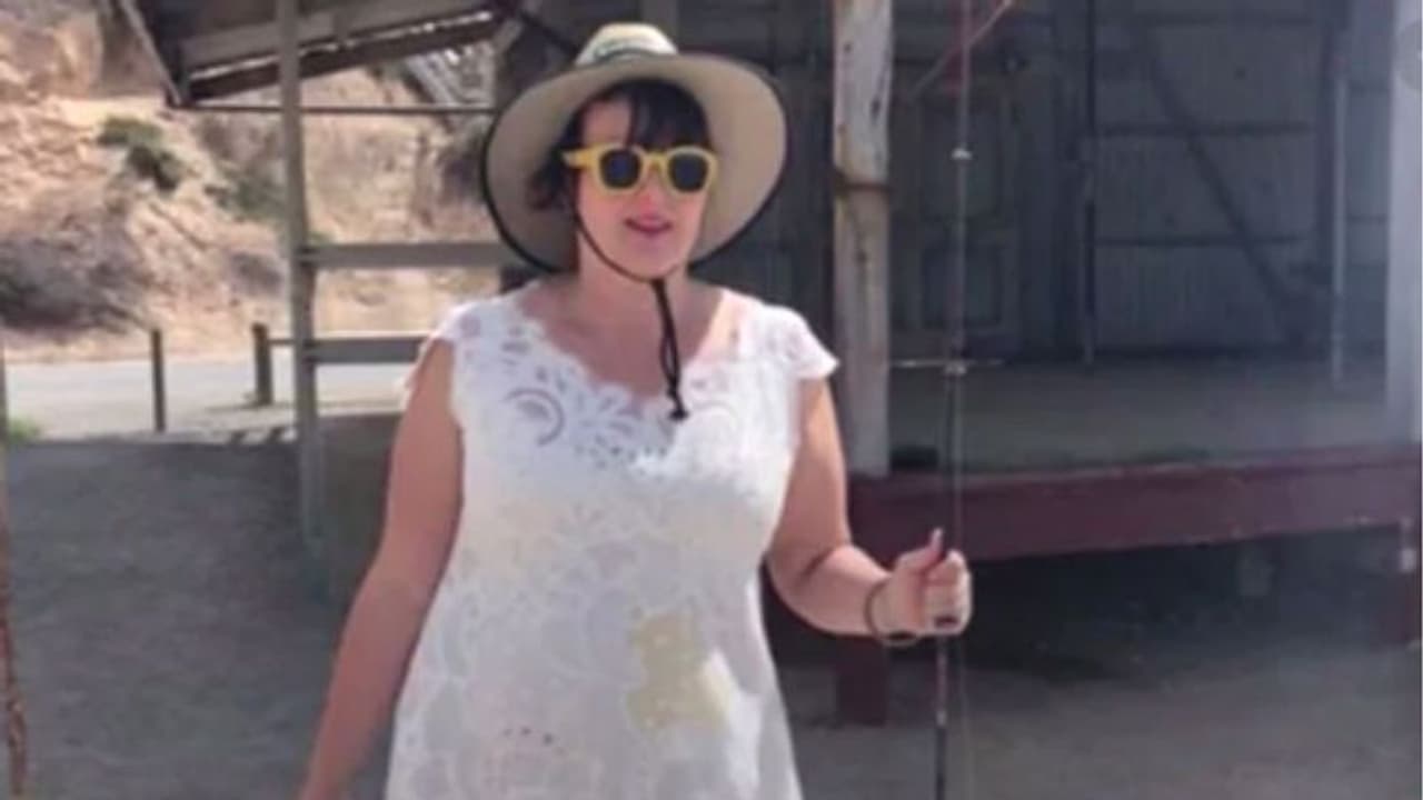 എവിടെ പോകുമ്പോഴും വിവാഹവസ്ത്രം ധരിക്കുന്ന ഒരു സ്ത്രീ; കാരണമറിയാമോ? എവിടെ പോകുമ്പോഴും വിവാഹവസ്ത്രം ധരിക്കുന്ന ഒരു സ്ത്രീ; കാരണമറിയാമോ?