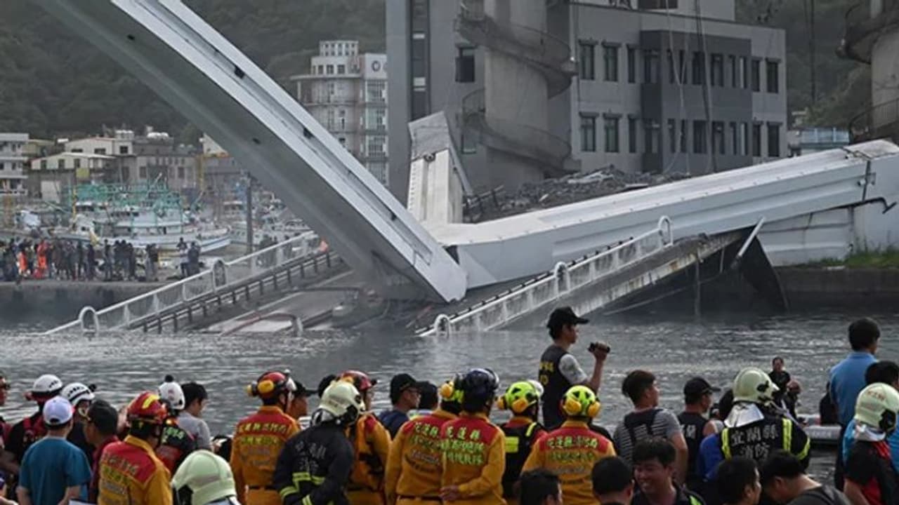 കണ്ണടച്ച് തുറക്കും മുമ്പ് പാലം തകര്ന്ന് താഴെ വീണു; ആറ് പേരെ കാണാനില്ല സിസിടിവി ദൃശ്യങ്ങള് കണ്ണടച്ച് തുറക്കും മുമ്പ് പാലം തകര്ന്ന് താഴെ വീണു; ആറ് പേരെ കാണാനില്ല സിസിടിവി ദൃശ്യങ്ങള്