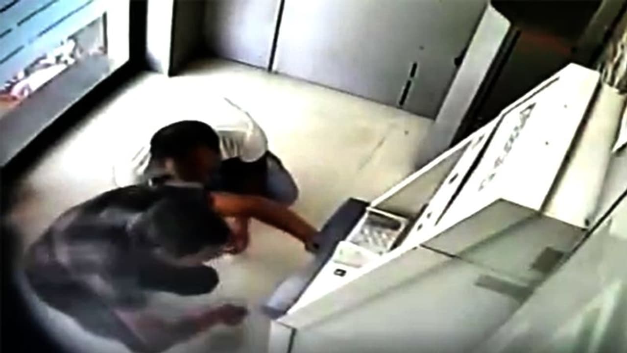 ఆధారాలు దొరక్కుండా పకడ్బందిగా... ఏకంగా ఏటిఎంకే కన్నం ఆధారాలు దొరక్కుండా పకడ్బందిగా... ఏకంగా ఏటిఎంకే కన్నం