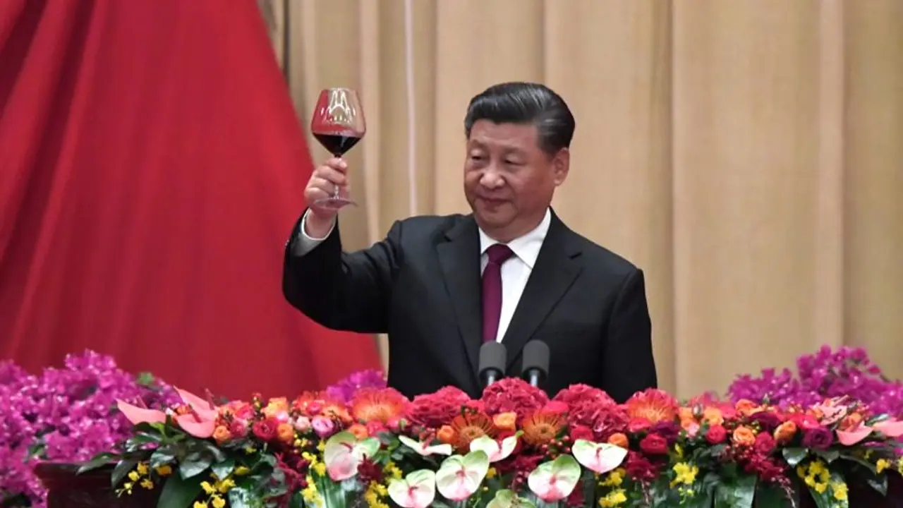 Around 2000 students welcome Chinese President wearing Xi's masks Around 2000 students welcome Chinese President wearing Xi's masks