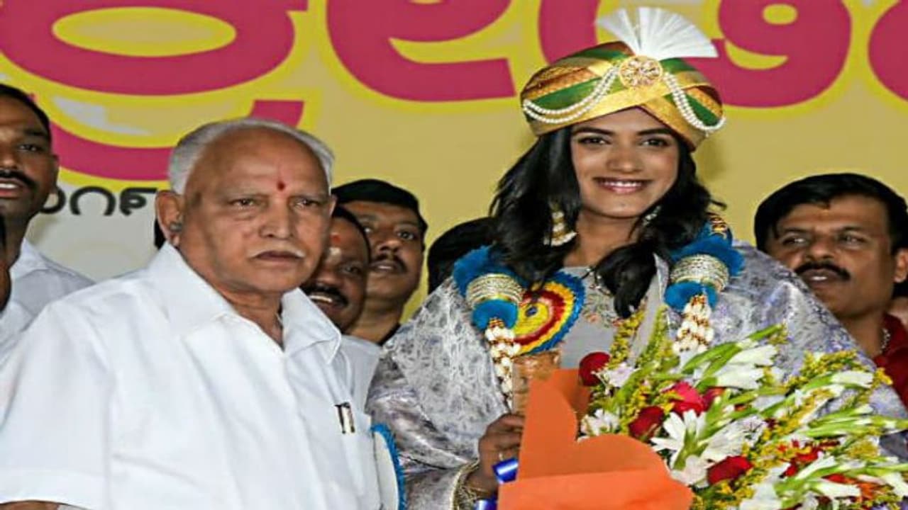 কর্ণাটকে ইয়াদুরাপ্পার ডাকে যুব দাশারা প্রতিযোগিতার উদ্বোধনে সিন্ধু কর্ণাটকে ইয়াদুরাপ্পার ডাকে যুব দাশারা প্রতিযোগিতার উদ্বোধনে সিন্ধু