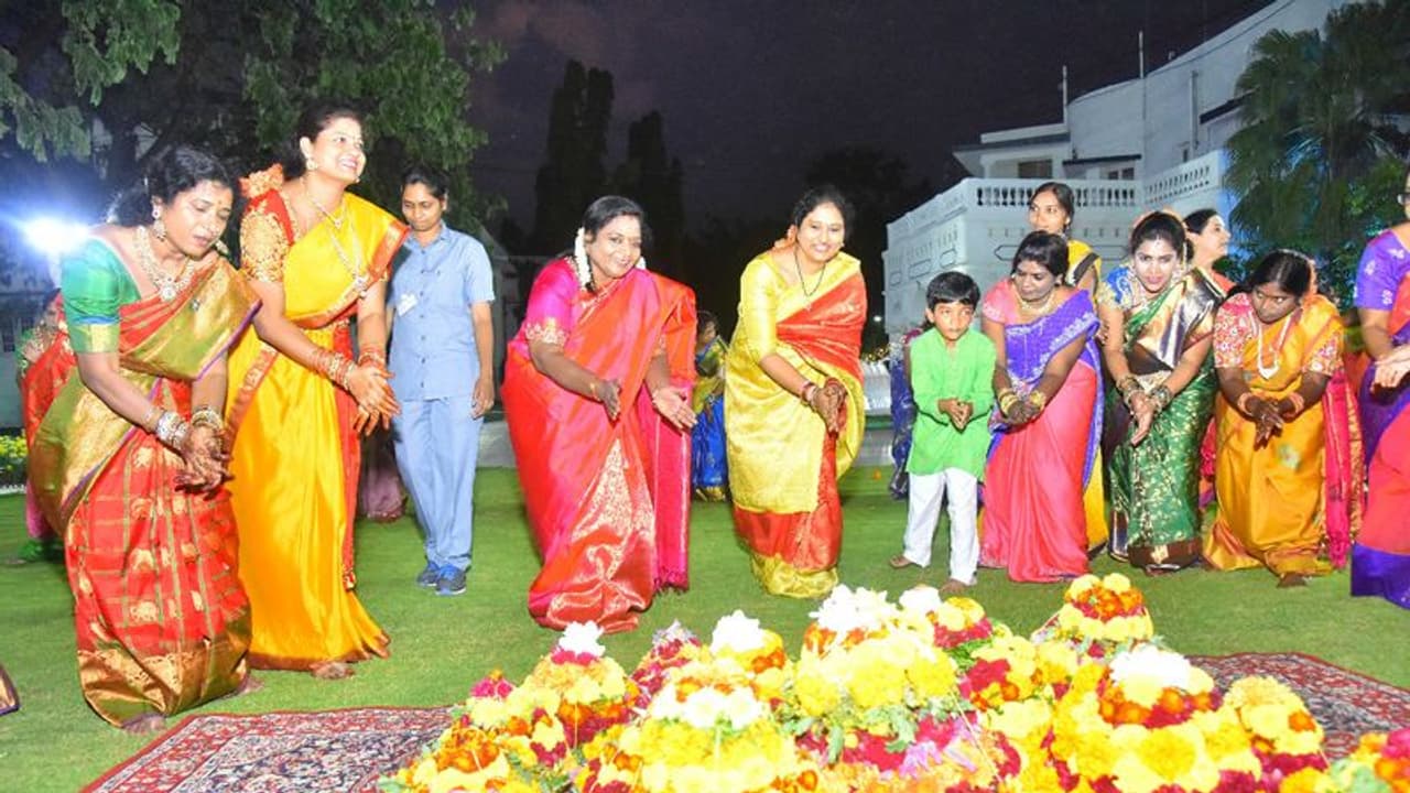 బతుకమ్మ వేడుకల్లో పాల్గొన్న తెలంగాణ గవర్నర్ తమిళిసై బతుకమ్మ వేడుకల్లో పాల్గొన్న తెలంగాణ గవర్నర్ తమిళిసై