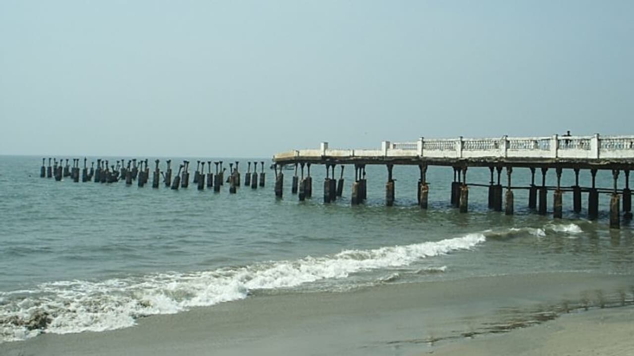 കോഴിക്കോട് ബീച്ചിലെ കടല്പ്പാലം പൊളിഞ്ഞു വീണു: 13 പേര്ക്ക് പരിക്ക് കോഴിക്കോട് ബീച്ചിലെ കടല്പ്പാലം പൊളിഞ്ഞു വീണു: 13 പേര്ക്ക് പരിക്ക്