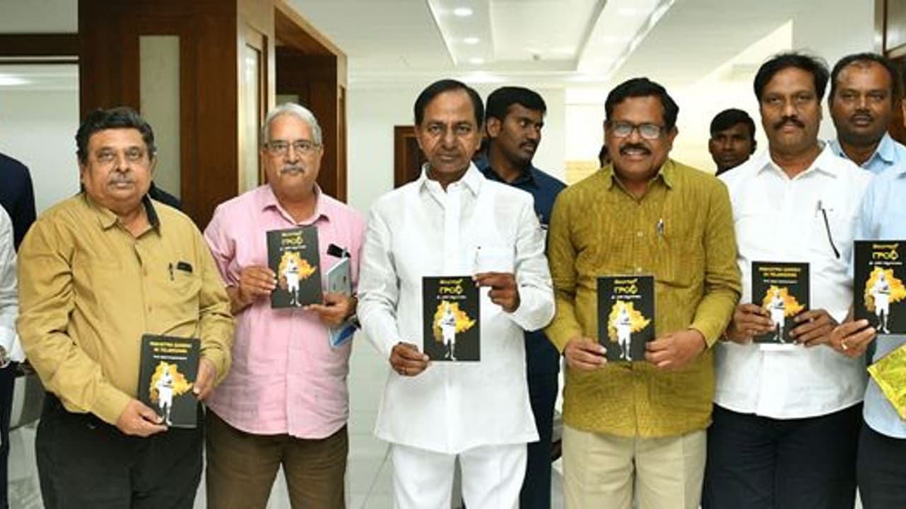 జ్వలితదీక్ష నవలను ఆవిష్కరించిన కేసీఆర్