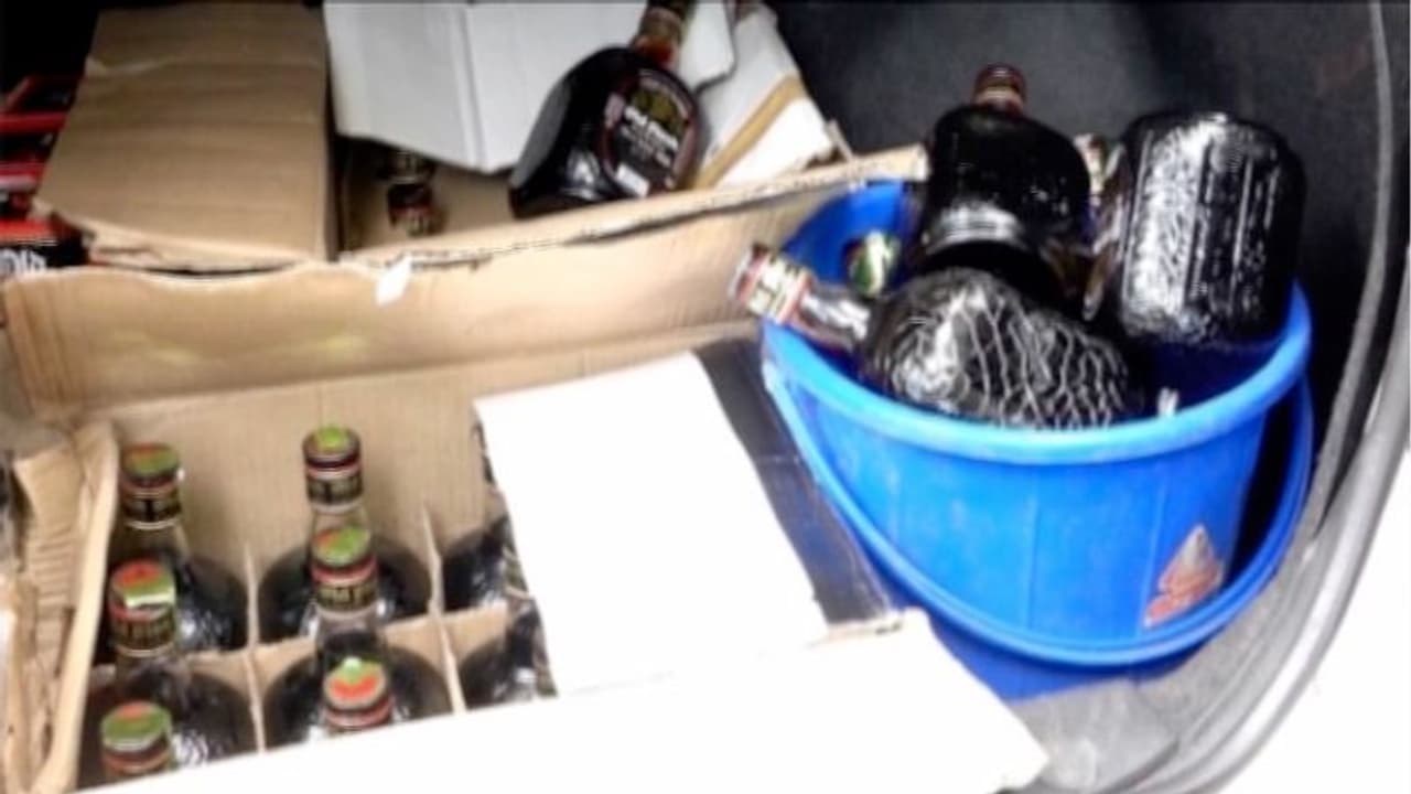 കാറുകളില് വില്പനക്കെത്തിച്ചത് 82 കുപ്പി ഗോവൻ വിദേശമദ്യം; രണ്ടു പേര് അറസ്റ്റില് കാറുകളില് വില്പനക്കെത്തിച്ചത് 82 കുപ്പി ഗോവൻ വിദേശമദ്യം; രണ്ടു പേര് അറസ്റ്റില്