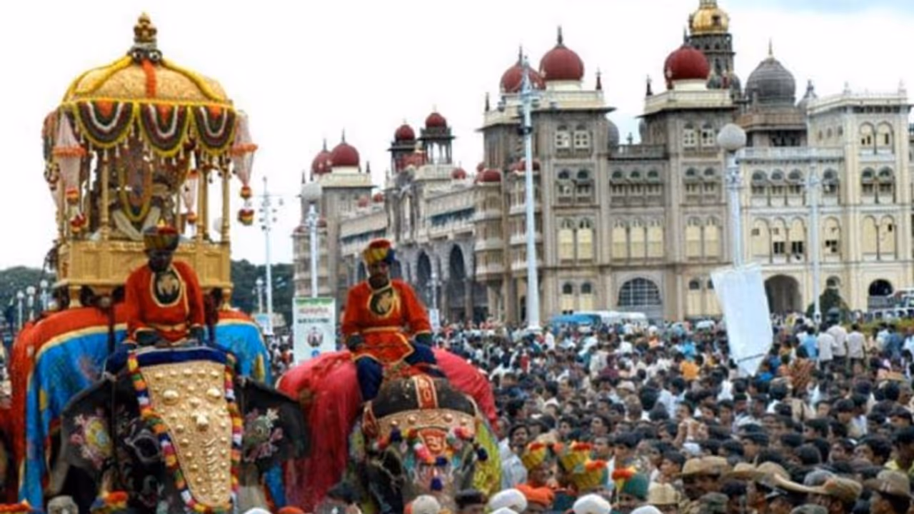 ಮೈಸೂರು ದಸರಾ ಉದ್ಘಾಟನೆಗೆ ಮುಹೂರ್ತ ಫಿಕ್ಸ್: ಈ ಬಾರಿ ಅಂಬಾರಿ ಹೊರಲಿರುವ ಅಭಿಮನ್ಯು ಮೈಸೂರು ದಸರಾ ಉದ್ಘಾಟನೆಗೆ ಮುಹೂರ್ತ ಫಿಕ್ಸ್: ಈ ಬಾರಿ ಅಂಬಾರಿ ಹೊರಲಿರುವ ಅಭಿಮನ್ಯು