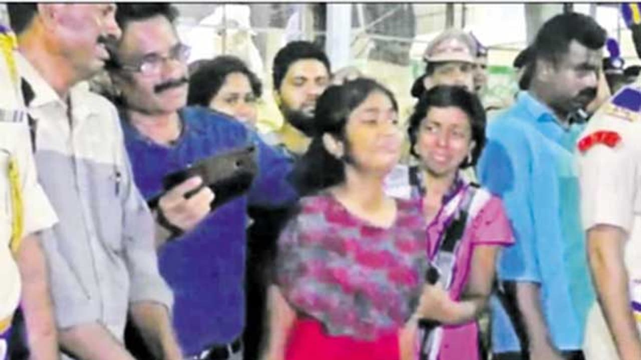 'தந்தையின் இடத்தை நான் நிரப்புவேன்'..! உணர்ச்சிப்பெருக்கோடு வீரவணக்கம் செலுத்திய உயிரிழந்த ராணுவ வீரரின் மகள்..! 'தந்தையின் இடத்தை நான் நிரப்புவேன்'..! உணர்ச்சிப்பெருக்கோடு வீரவணக்கம் செலுத்திய உயிரிழந்த ராணுவ வீரரின் மகள்..!