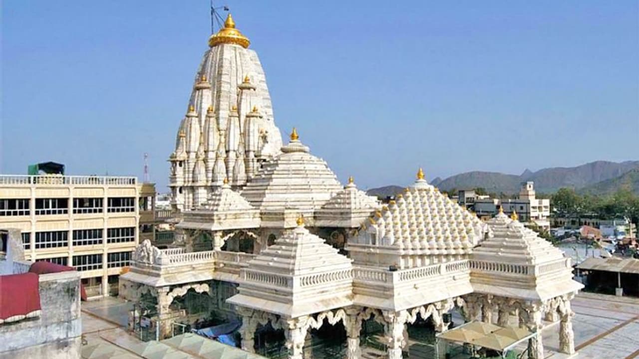 गुजरात और राज्स्थान की सीमा पर है ये प्रमुख शक्तिपीठ, यहां गिरा था देवी सती का ह्रदय गुजरात और राज्स्थान की सीमा पर है ये प्रमुख शक्तिपीठ, यहां गिरा था देवी सती का ह्रदय