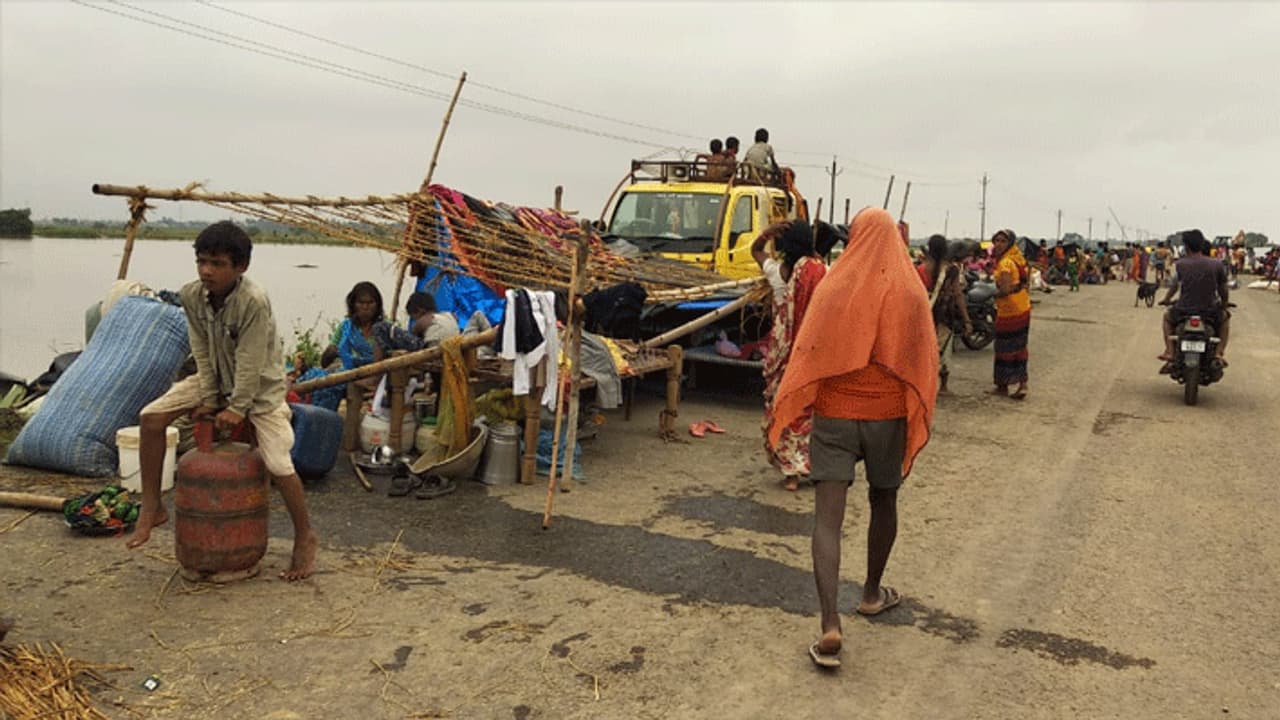 यहां नरकीय जीवन जीने को मजबूर हुए लाखों लोग, घर बार छोड़ सड़कों पर बिता रहे रातें यहां नरकीय जीवन जीने को मजबूर हुए लाखों लोग, घर बार छोड़ सड़कों पर बिता रहे रातें