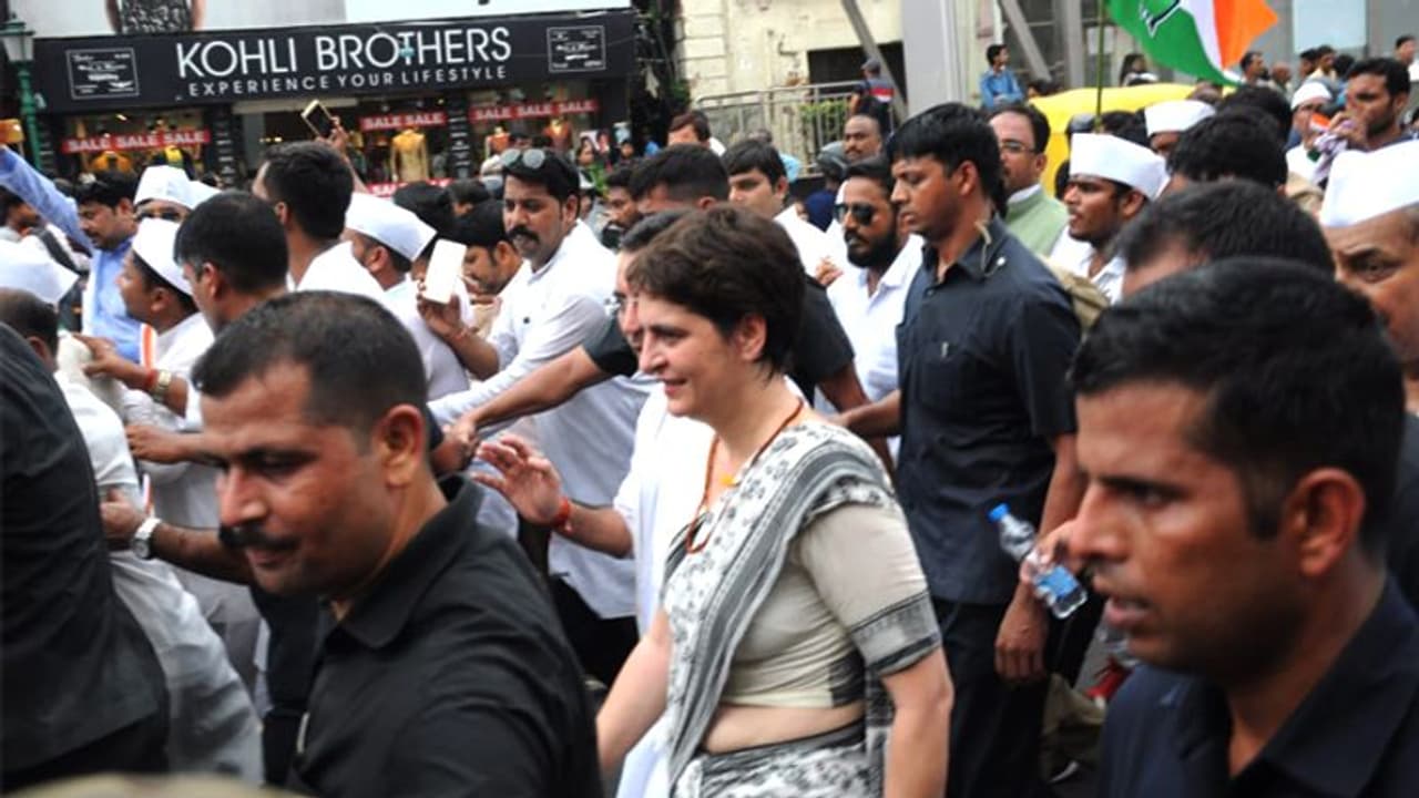 प्रियंका गांधी ने सैकड़ों कांग्रेस कार्यकर्ताओं के साथ निकाली न्याय पदयात्रा, बोलीं यूपी में महिलाएं सेफ नहीं प्रियंका गांधी ने सैकड़ों कांग्रेस कार्यकर्ताओं के साथ निकाली न्याय पदयात्रा, बोलीं यूपी में महिलाएं सेफ नहीं