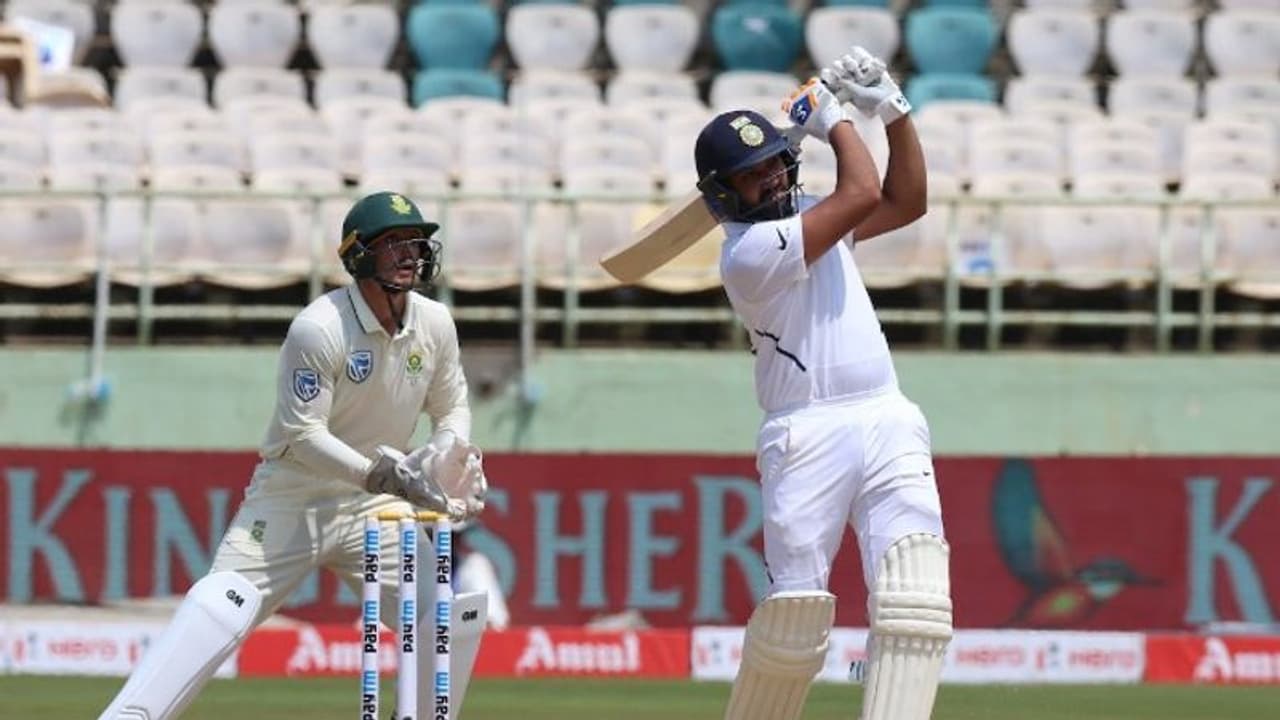 ರಾಂಚಿ ಟೆಸ್ಟ್: ಸಿಕ್ಸರ್’ನಲ್ಲಿ ವಿಶ್ವದಾಖಲೆ ಬರೆದ ರೋಹಿತ್ ಶರ್ಮಾ ರಾಂಚಿ ಟೆಸ್ಟ್: ಸಿಕ್ಸರ್’ನಲ್ಲಿ ವಿಶ್ವದಾಖಲೆ ಬರೆದ ರೋಹಿತ್ ಶರ್ಮಾ