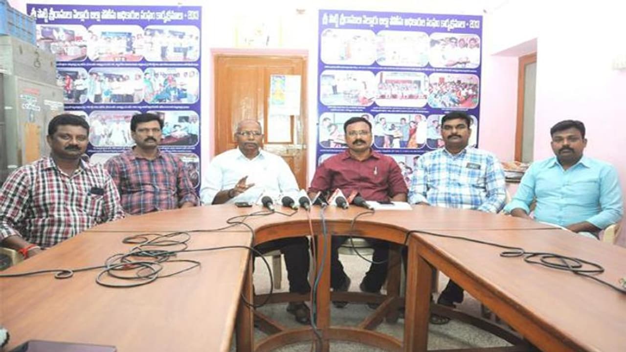 పద్ధతి మార్చుకోండి: చంద్రబాబుకు పోలీసు అధికారుల సంఘం వార్నింగ్ పద్ధతి మార్చుకోండి: చంద్రబాబుకు పోలీసు అధికారుల సంఘం వార్నింగ్