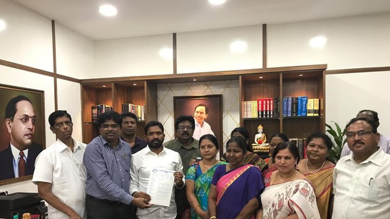 ప్రమోషన్లలో వివక్ష జరిగింది: ఎస్సీ, ఎస్టీ కమిషన్ చైర్మన్ ఎర్రోళ్లకు ప్రొఫెసర్ల వినతి ప్రమోషన్లలో వివక్ష జరిగింది: ఎస్సీ, ఎస్టీ కమిషన్ చైర్మన్ ఎర్రోళ్లకు ప్రొఫెసర్ల వినతి