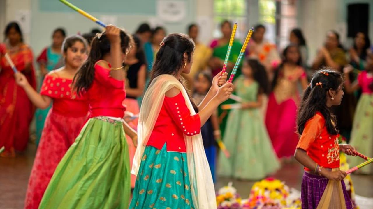 లండన్ లో బతుకమ్మ సంబరాలు: చిందేసిన మహిళలు లండన్ లో బతుకమ్మ సంబరాలు: చిందేసిన మహిళలు