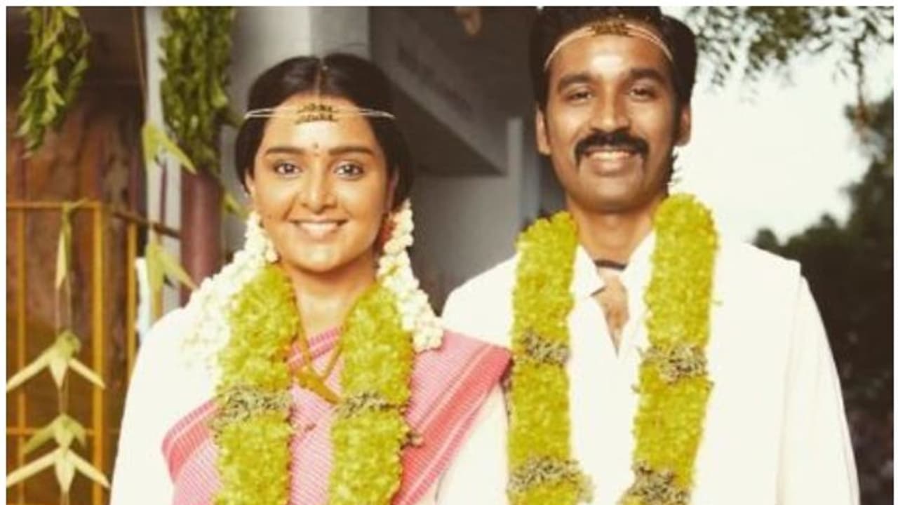 താലിയും പൂമാലയുമിട്ട് മഞ്ജു വാര്യര്, സിനിമയിലെ വിവാഹച്ചിത്രവുമായി താരം! താലിയും പൂമാലയുമിട്ട് മഞ്ജു വാര്യര്, സിനിമയിലെ വിവാഹച്ചിത്രവുമായി താരം!