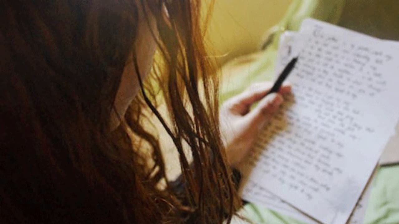 హోంవర్క్ సరిగా చేయలేదని చిన్నారిపై టీచరమ్మ కర్కషం.. వీపుపై వాతలు వచ్చేలా.. 35సార్లు.. హోంవర్క్ సరిగా చేయలేదని చిన్నారిపై టీచరమ్మ కర్కషం.. వీపుపై వాతలు వచ్చేలా.. 35సార్లు..