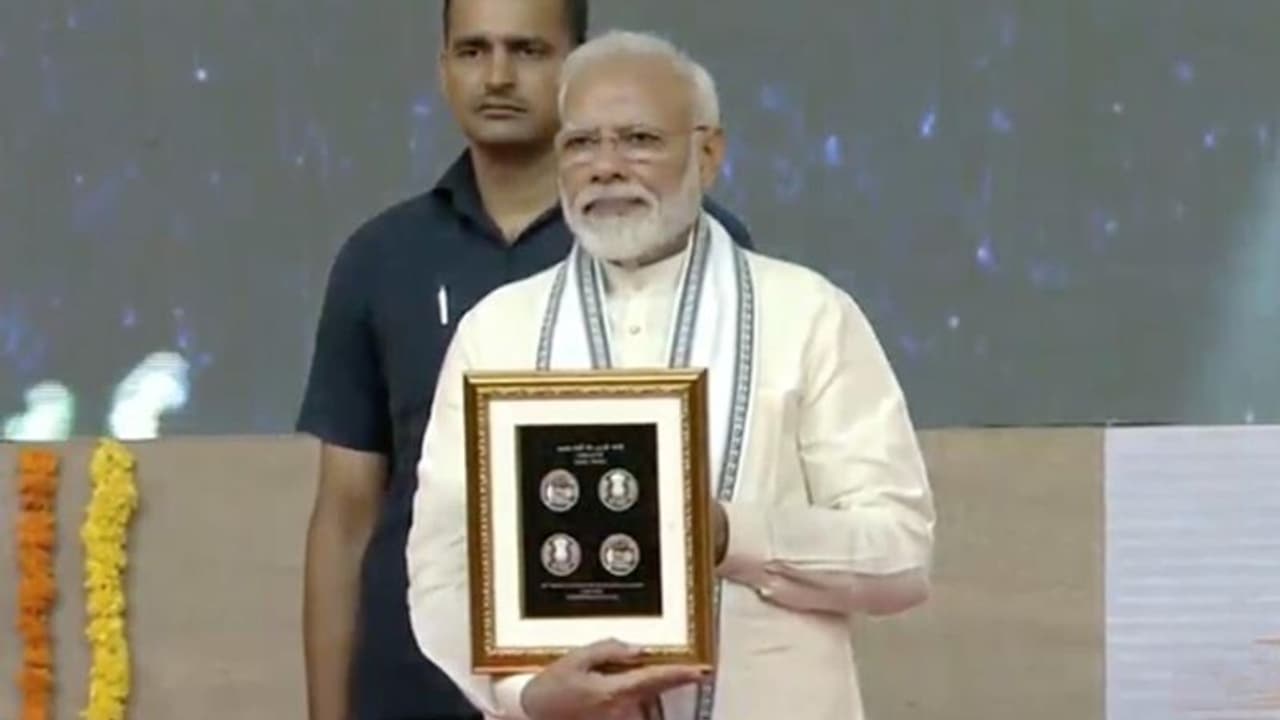पीएम मोदी ने जारी किया 150 रुपए का सिक्का, कहा, आज भारत ने खुले में शौच बंद कर दिया है पीएम मोदी ने जारी किया 150 रुपए का सिक्का, कहा, आज भारत ने खुले में शौच बंद कर दिया है
