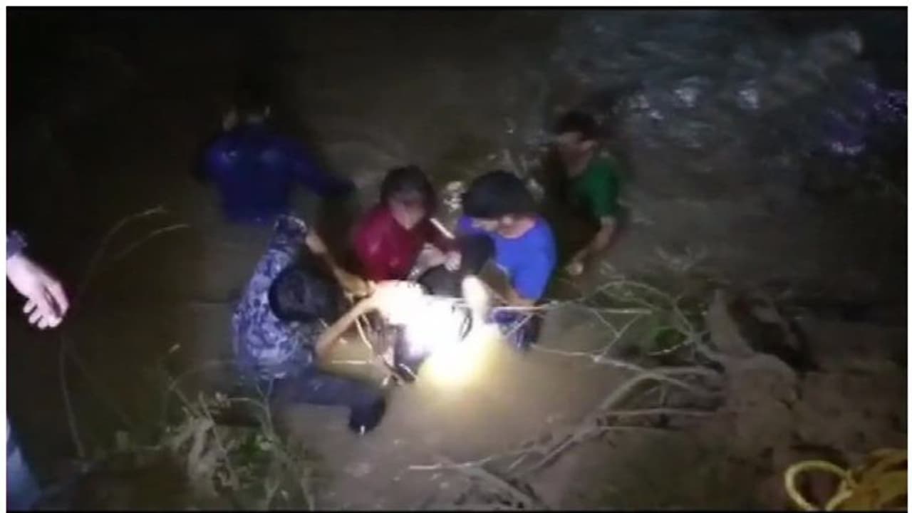 മധ്യപ്രദേശിൽ ബസ് പുഴയിലേക്ക് മറിഞ്ഞു; ആറ് മരണം മധ്യപ്രദേശിൽ ബസ് പുഴയിലേക്ക് മറിഞ്ഞു; ആറ് മരണം