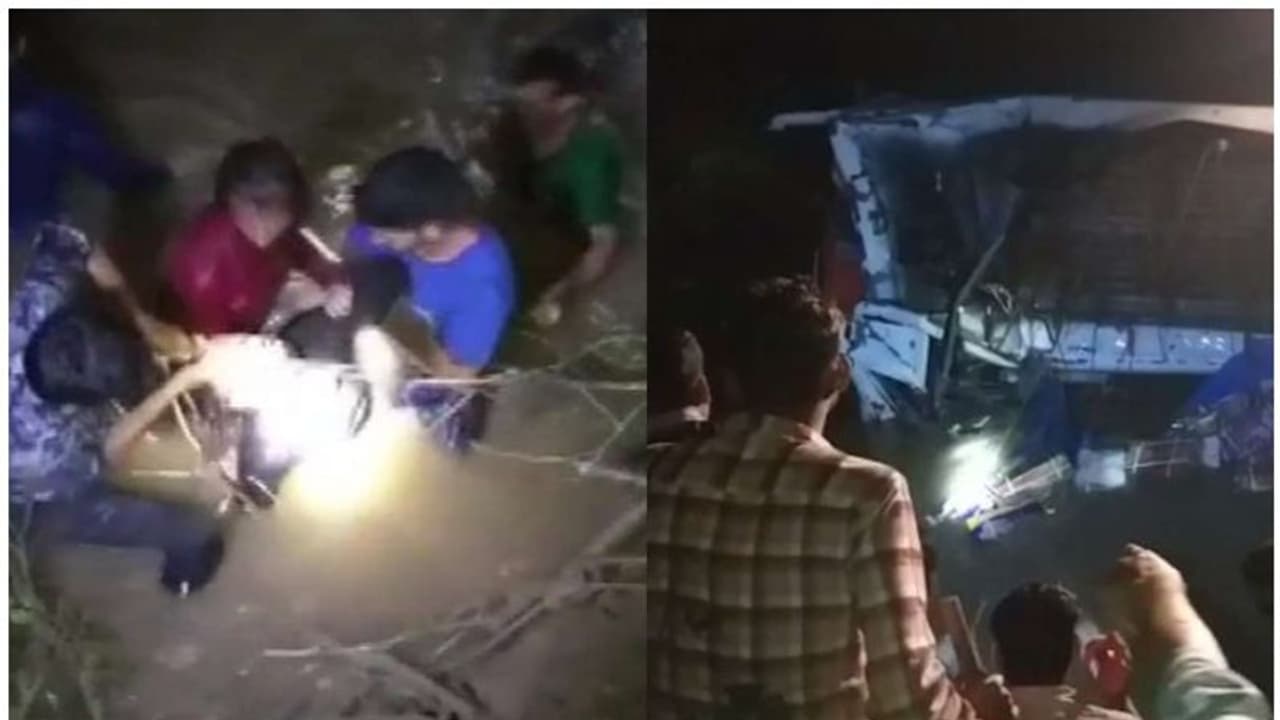 ബസ് പുഴയിലേക്ക് മറിഞ്ഞു; രണ്ടുവയസുകാരനുള്പ്പെടെ ആറുപേര് മരിച്ചു ബസ് പുഴയിലേക്ക് മറിഞ്ഞു; രണ്ടുവയസുകാരനുള്പ്പെടെ ആറുപേര് മരിച്ചു