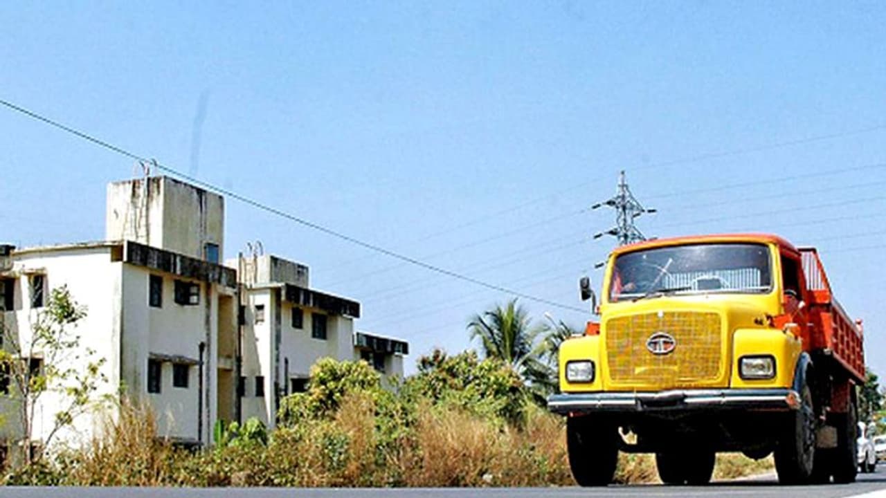 വില്ലേജ് ഓഫീസറുടെ വീട്ടില് ആത്മഹത്യാഭീഷണിയുമായി ടിപ്പര് ലോറി ഉടമയും ഭാര്യയും! വില്ലേജ് ഓഫീസറുടെ വീട്ടില് ആത്മഹത്യാഭീഷണിയുമായി ടിപ്പര് ലോറി ഉടമയും ഭാര്യയും!