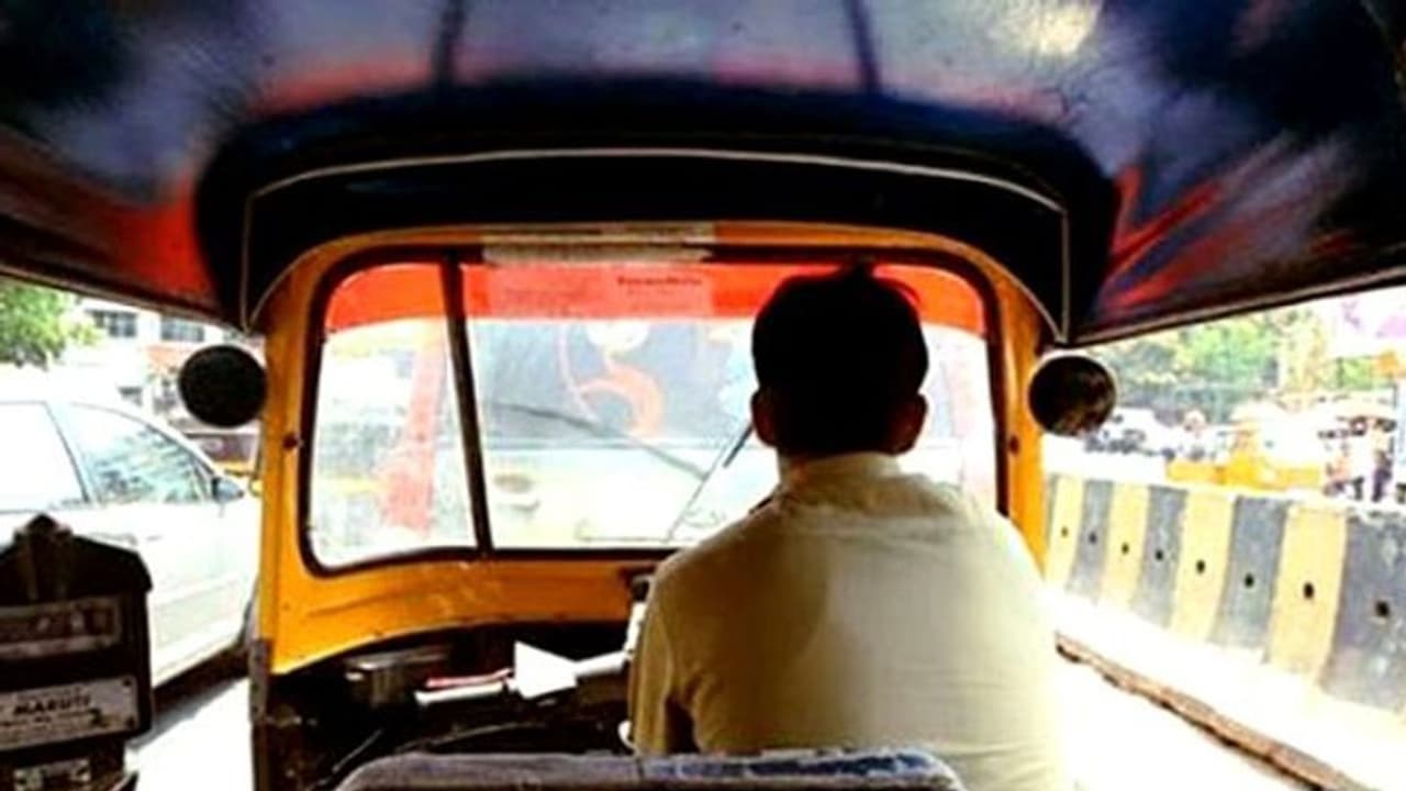 Auto Driver : അമ്പരന്ന നാട്ടുകാര്‍ ചോദിക്കുന്നു, ആ ഓട്ടോ ഓടിച്ചത് മനുഷ്യനോ അതോ അമാനുഷിക ശക്തിയോ?!