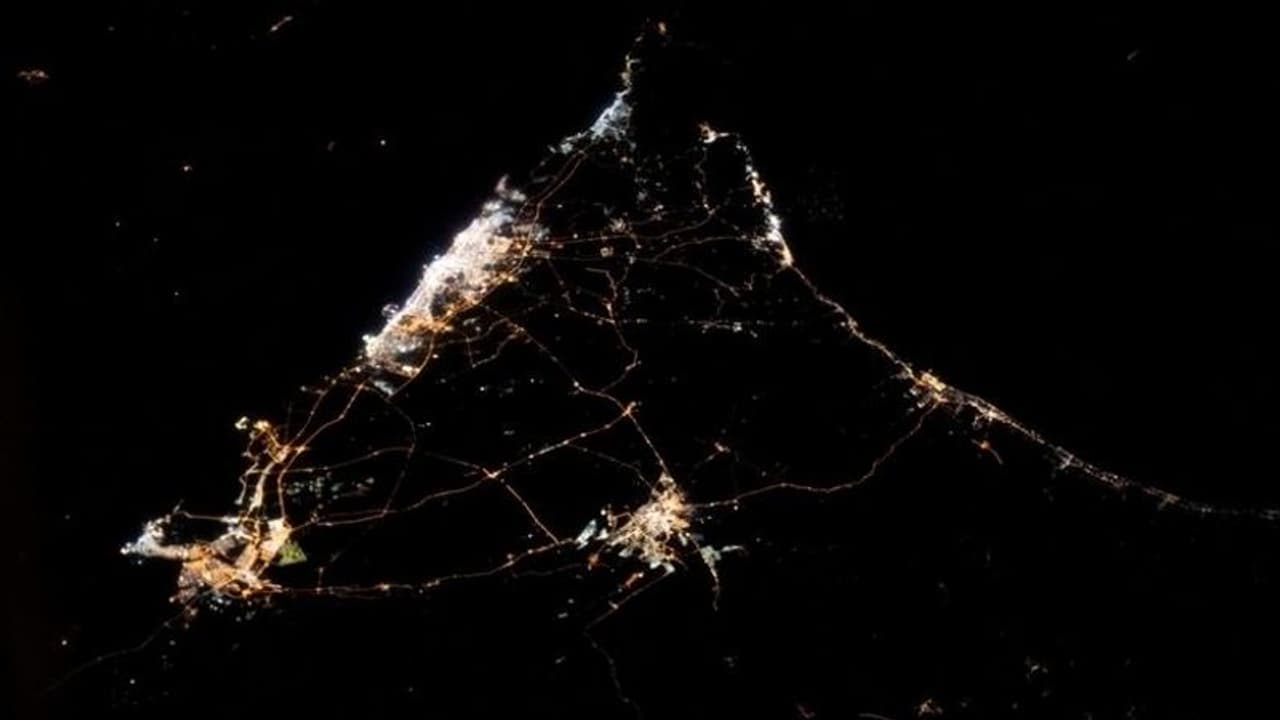 ബഹിരാകാശത്തുനിന്ന് യുഎഇയുടെ രാത്രി ദൃശ്യങ്ങള് പകര്ത്തി ഹസ്സ ബഹിരാകാശത്തുനിന്ന് യുഎഇയുടെ രാത്രി ദൃശ്യങ്ങള് പകര്ത്തി ഹസ്സ