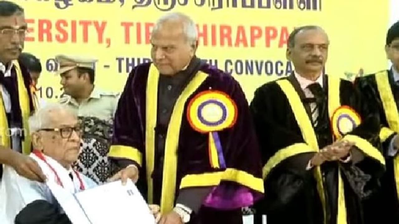 91 வயதில் முனைவர் பட்டம் பெற்று அசத்தும் முதியவர்..! வங்கி காசோலை மோசடிகள் குறித்த ஆய்வை வெற்றிகரமாக முடித்தார்..! 91 வயதில் முனைவர் பட்டம் பெற்று அசத்தும் முதியவர்..! வங்கி காசோலை மோசடிகள் குறித்த ஆய்வை வெற்றிகரமாக முடித்தார்..!