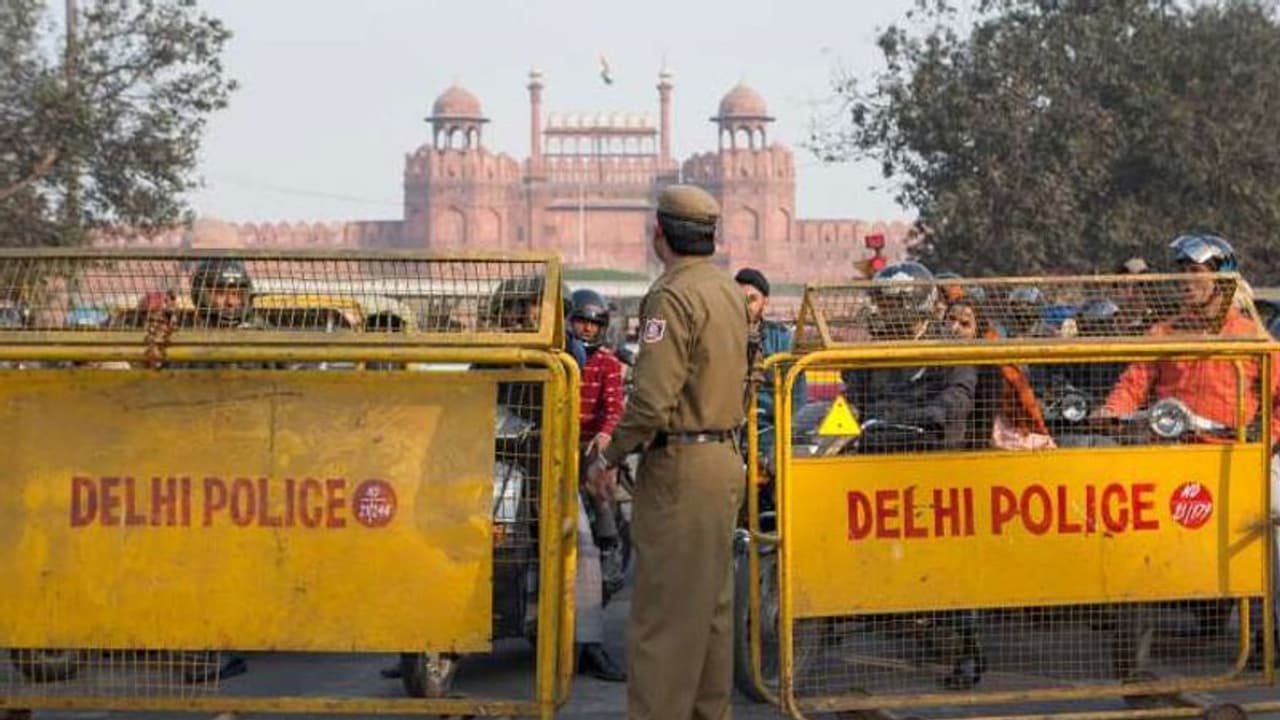 முக்கிய இடங்களில் தற்கொலை படைத்தாக்குதல் நடத்த திட்டம்... மிகப்பெரிய ஆரஞ்சு நிற அலர்ட் விடுத்த உளவுத்துறை..! முக்கிய இடங்களில் தற்கொலை படைத்தாக்குதல் நடத்த திட்டம்... மிகப்பெரிய ஆரஞ்சு நிற அலர்ட் விடுத்த உளவுத்துறை..!