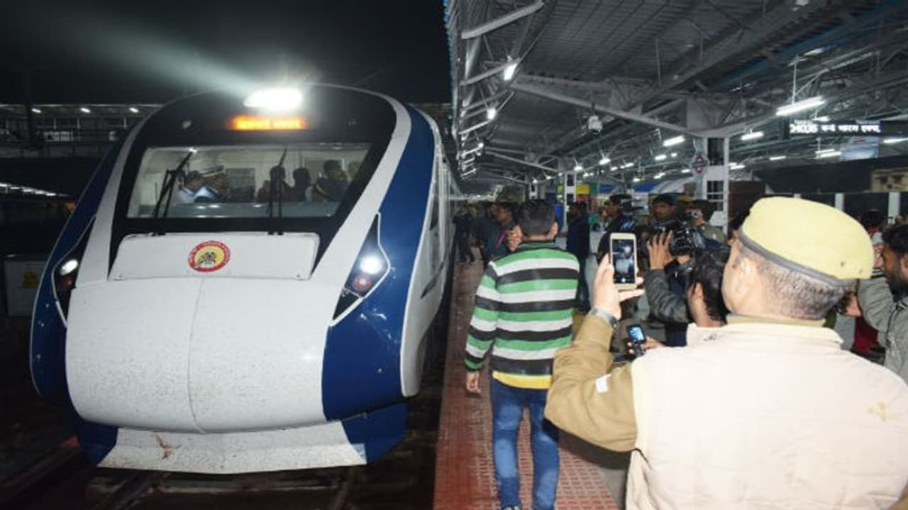 যাত্রা শুরু হল দেশের প্রথম সেমি হাইস্পিড ট্রেন বন্দে ভারত এক্সপ্রেসের যাত্রা শুরু হল দেশের প্রথম সেমি হাইস্পিড ট্রেন বন্দে ভারত এক্সপ্রেসের