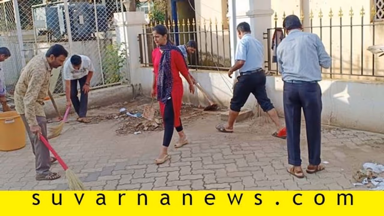 ಪೊರಕೆ ಹಿಡಿದ ಬಂಟ್ವಾಳ ತಹಸೀಲ್ದಾರ್ ರಶ್ಮಿ ಪೊರಕೆ ಹಿಡಿದ ಬಂಟ್ವಾಳ ತಹಸೀಲ್ದಾರ್ ರಶ್ಮಿ