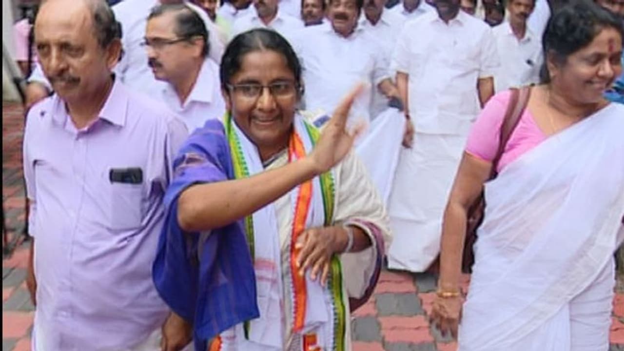 റോഡ് പണി തടസ്സപ്പെടുത്തി; ഷാനിമോൾ ഉസ്മാനെതിരെ ജാമ്യമില്ലാ വകുപ്പ് ചുമത്തി കേസ് റോഡ് പണി തടസ്സപ്പെടുത്തി; ഷാനിമോൾ ഉസ്മാനെതിരെ ജാമ്യമില്ലാ വകുപ്പ് ചുമത്തി കേസ്