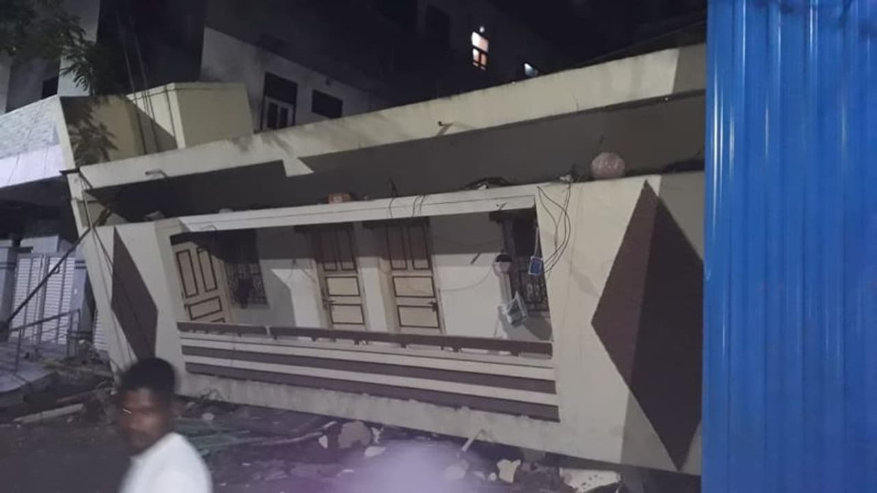 వర్షాల ఎఫెక్ట్: హైదరాబాద్ లో పేకమేడలా కుప్పకూలిన భవనం వర్షాల ఎఫెక్ట్: హైదరాబాద్ లో పేకమేడలా కుప్పకూలిన భవనం