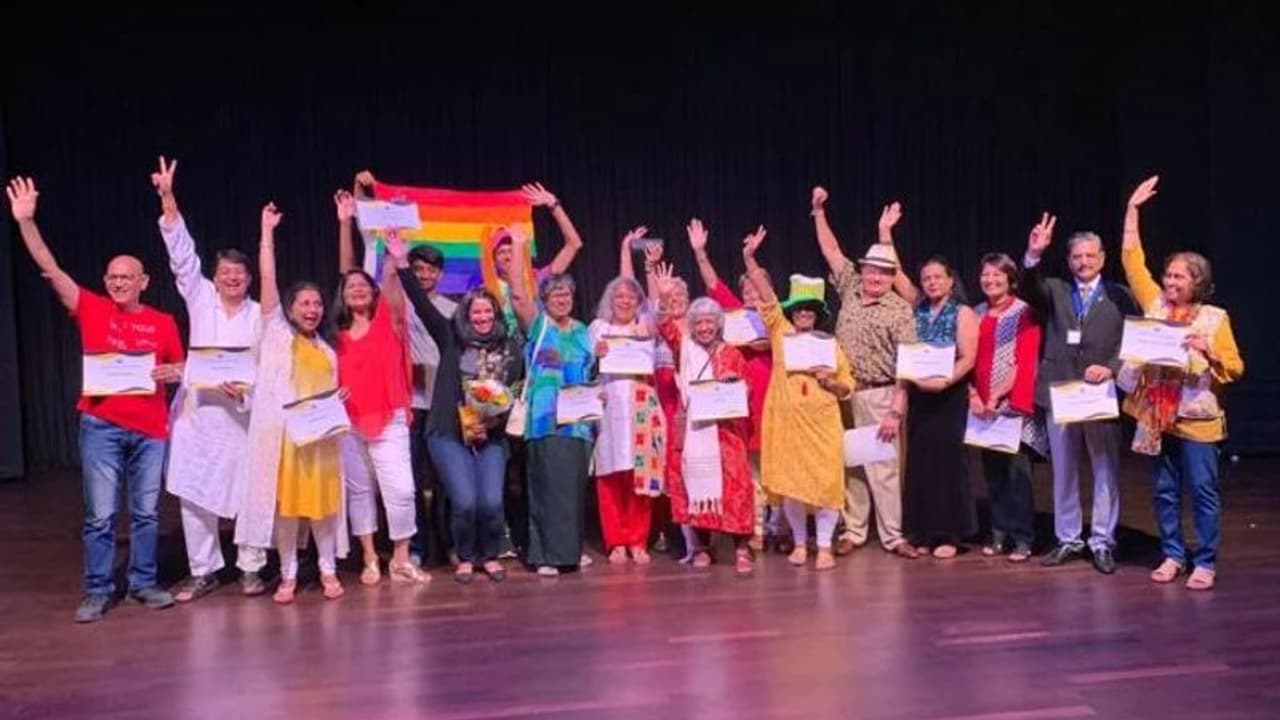 മുത്തച്ഛനും മുത്തശ്ശിയും എവിടെയെങ്കിലും ഒതുങ്ങേണ്ടവരാണോ? അവരും കലയുടെ ലോകത്ത് പറക്കട്ടെ... മുത്തച്ഛനും മുത്തശ്ശിയും എവിടെയെങ്കിലും ഒതുങ്ങേണ്ടവരാണോ? അവരും കലയുടെ ലോകത്ത് പറക്കട്ടെ...