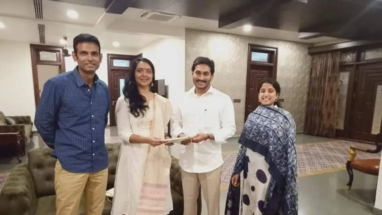 సీఎం జగన్ తో తెలంగాణ ఎస్పీ భేటీ: మేటర్ ఏంటంటే..... సీఎం జగన్ తో తెలంగాణ ఎస్పీ భేటీ: మేటర్ ఏంటంటే.....