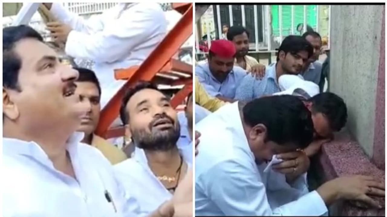 ജയന്തി ദിനത്തിൽ ഗാന്ധിപ്രതിമയ്ക്ക് മുന്നിൽ നിലവിളിച്ച് സമാജ്വാദി പാർട്ടി നേതാവ്, നാടകമെന്ന് എതിരാളികൾ ജയന്തി ദിനത്തിൽ ഗാന്ധിപ്രതിമയ്ക്ക് മുന്നിൽ നിലവിളിച്ച് സമാജ്വാദി പാർട്ടി നേതാവ്, നാടകമെന്ന് എതിരാളികൾ