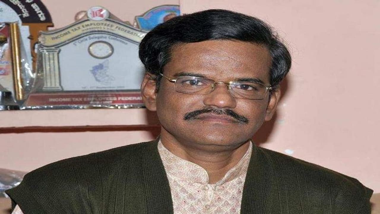 ಗಂಗಾವತಿ ಪ್ರಾಣೇಶ್ ಕಾಮಿಡಿಗೆ ಬಿದ್ದು ಬಿದ್ದು ನಕ್ಕ ಪ್ರೇಕ್ಷಕರು! ಗಂಗಾವತಿ ಪ್ರಾಣೇಶ್ ಕಾಮಿಡಿಗೆ ಬಿದ್ದು ಬಿದ್ದು ನಕ್ಕ ಪ್ರೇಕ್ಷಕರು!