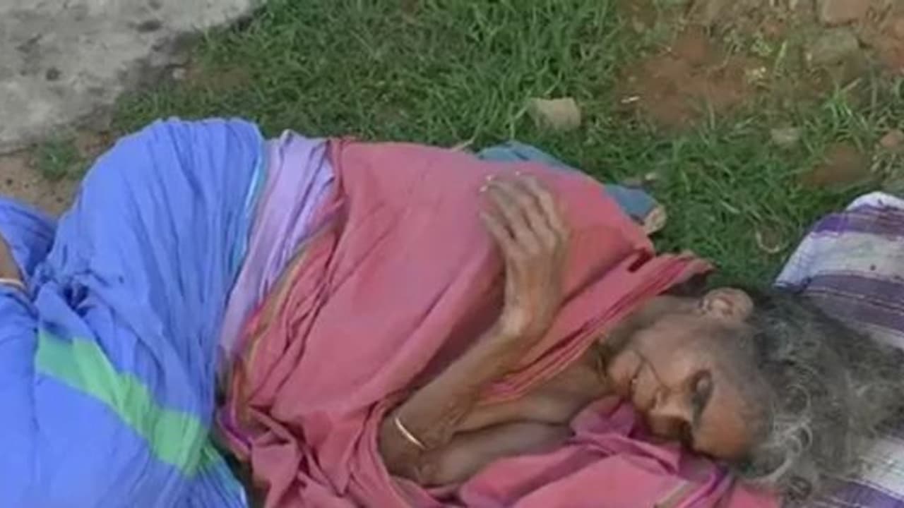 95 வயது தாயை சாலையில் வீசிய கொடூர மகன்கள்.. 4 பிள்ளைகளும் கைவிட்ட நிலையில் கேட்பாரற்று போன அவலம்..! 95 வயது தாயை சாலையில் வீசிய கொடூர மகன்கள்.. 4 பிள்ளைகளும் கைவிட்ட நிலையில் கேட்பாரற்று போன அவலம்..!