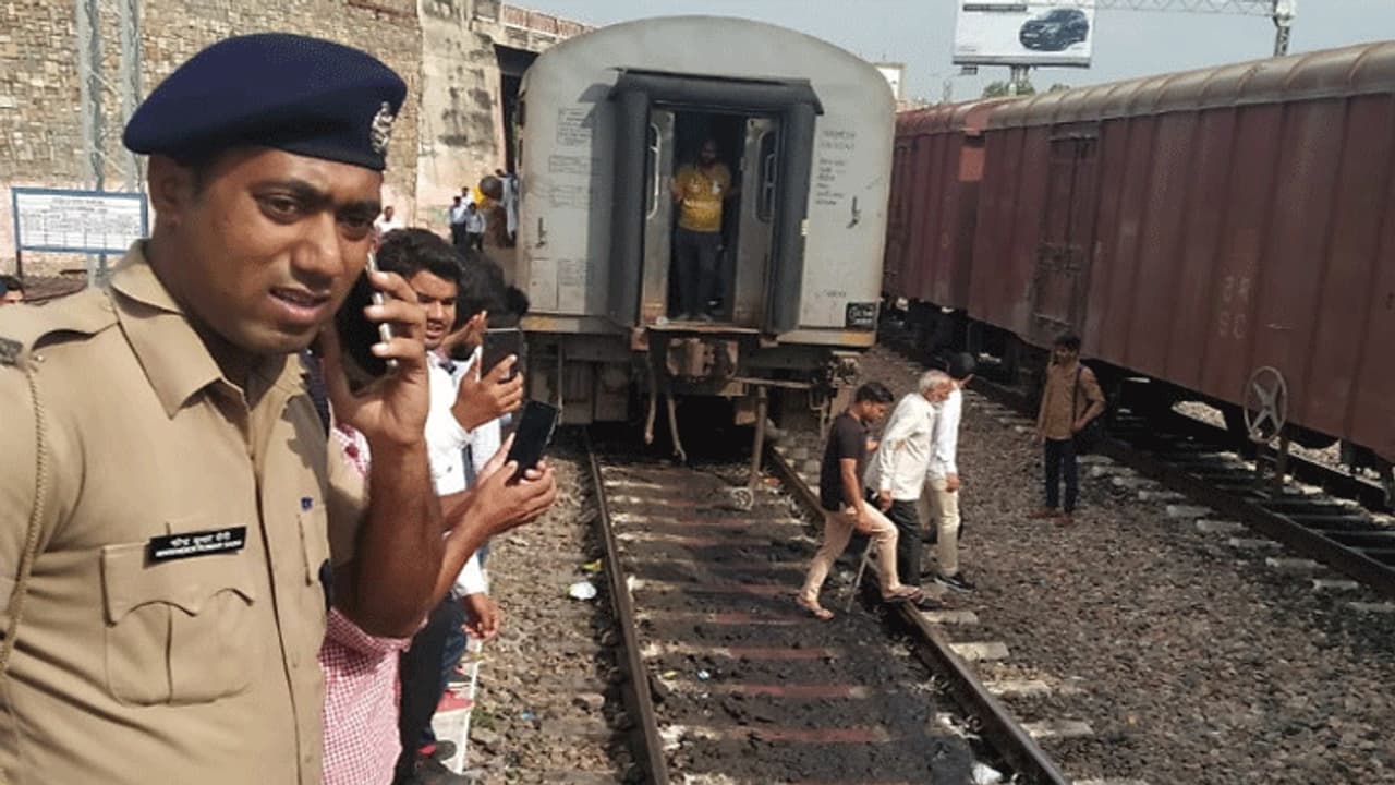 अचानक दो भागों में बंट गई ये ट्रेन, स्टेशन पर ही खड़े रह गए 3 डिब्बे अचानक दो भागों में बंट गई ये ट्रेन, स्टेशन पर ही खड़े रह गए 3 डिब्बे