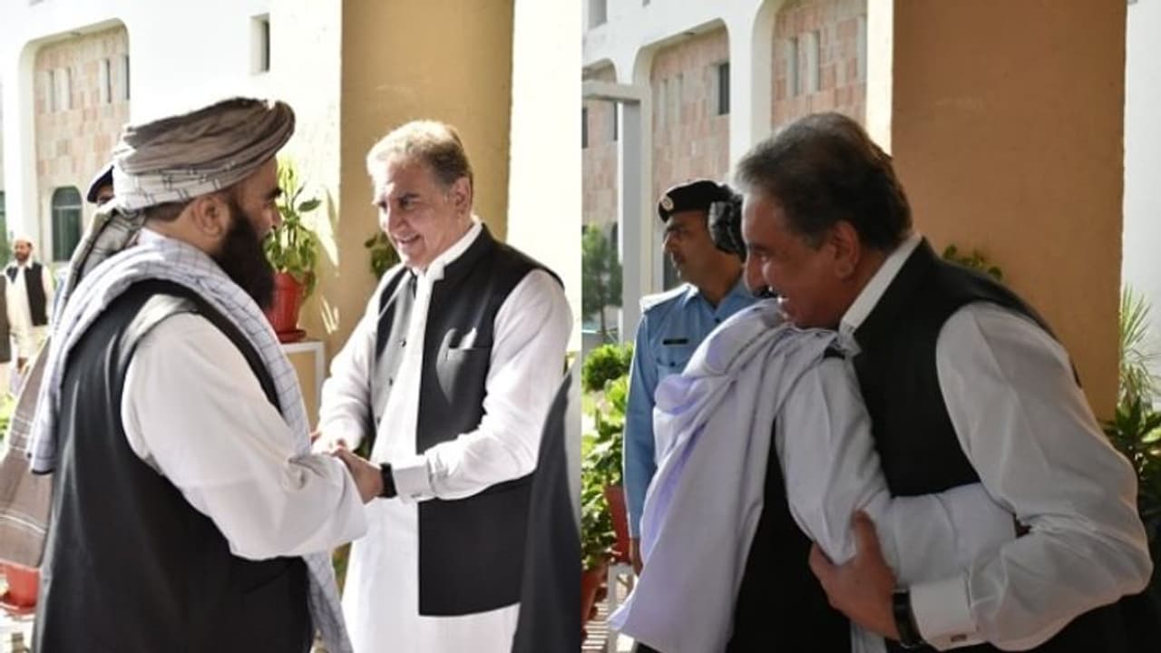 താലിബാൻ നേതാവിനെ ചിരിച്ചും കെട്ടിപ്പിടിച്ചും സ്വാഗതം ചെയ്ത് പാക് വിദേശകാര്യ മന്ത്രിയും ഐഎസ്ഐ തലവനും താലിബാൻ നേതാവിനെ ചിരിച്ചും കെട്ടിപ്പിടിച്ചും സ്വാഗതം ചെയ്ത് പാക് വിദേശകാര്യ മന്ത്രിയും ഐഎസ്ഐ തലവനും