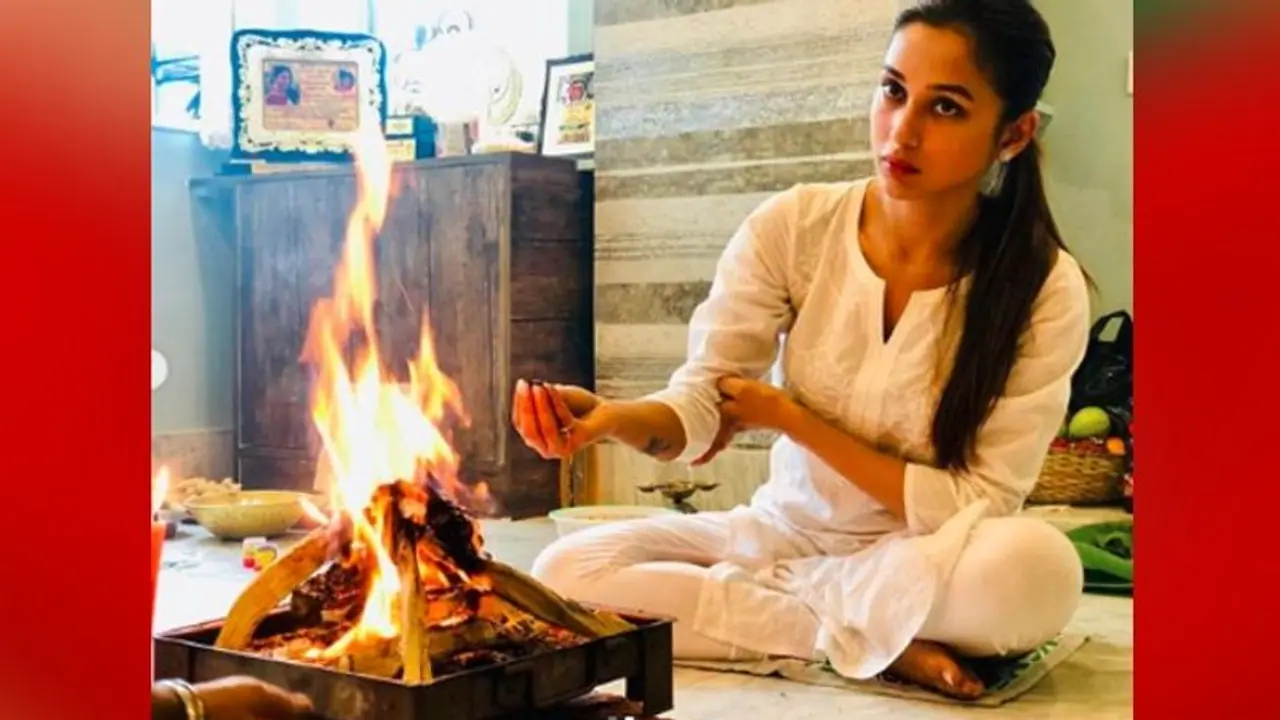 দেবীপক্ষের সূচনায় ভিন্ন লুকে মিমি, সকলের মঙ্গল কামনা করেই শুরু মাতৃ আরাধনা দেবীপক্ষের সূচনায় ভিন্ন লুকে মিমি, সকলের মঙ্গল কামনা করেই শুরু মাতৃ আরাধনা