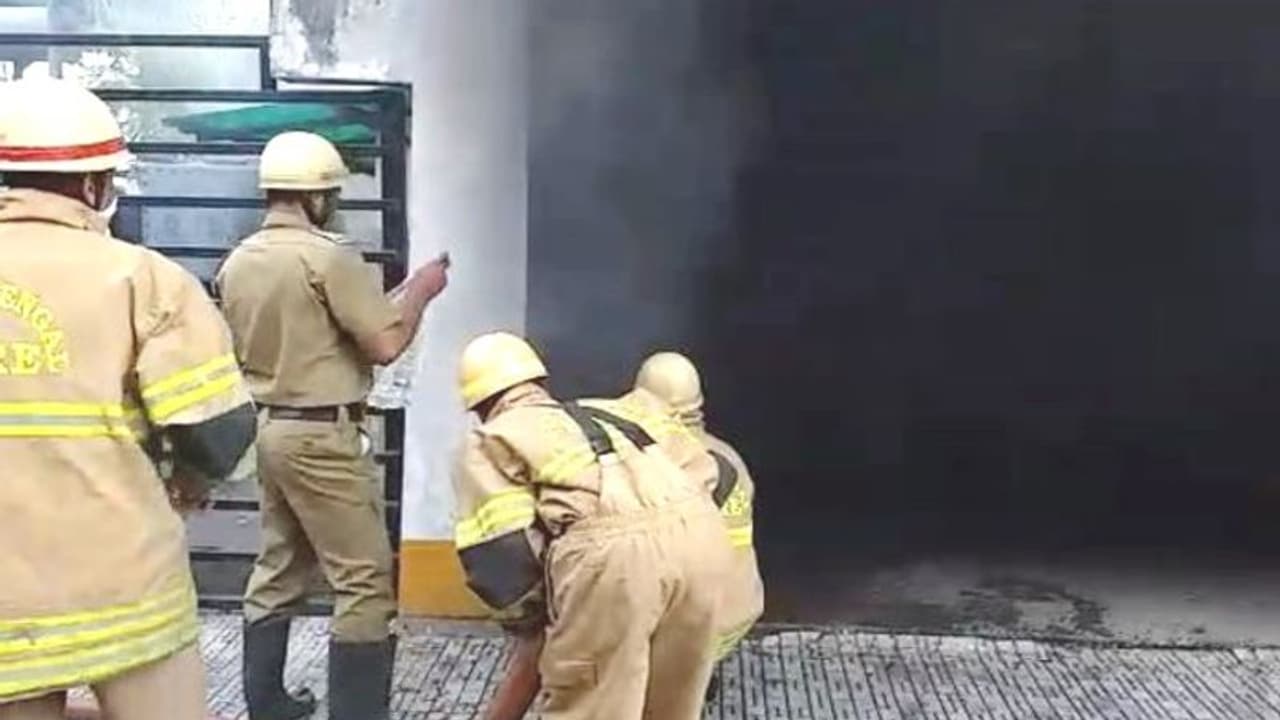 ಮುದ್ದೇಬಿಹಾಳ: ಅಗ್ನಿಶಾಮಕ ಜಲವಾಹನಕ್ಕಿಲ್ಲ ಸುಗಮ ರಸ್ತೆ ಮುದ್ದೇಬಿಹಾಳ: ಅಗ್ನಿಶಾಮಕ ಜಲವಾಹನಕ್ಕಿಲ್ಲ ಸುಗಮ ರಸ್ತೆ