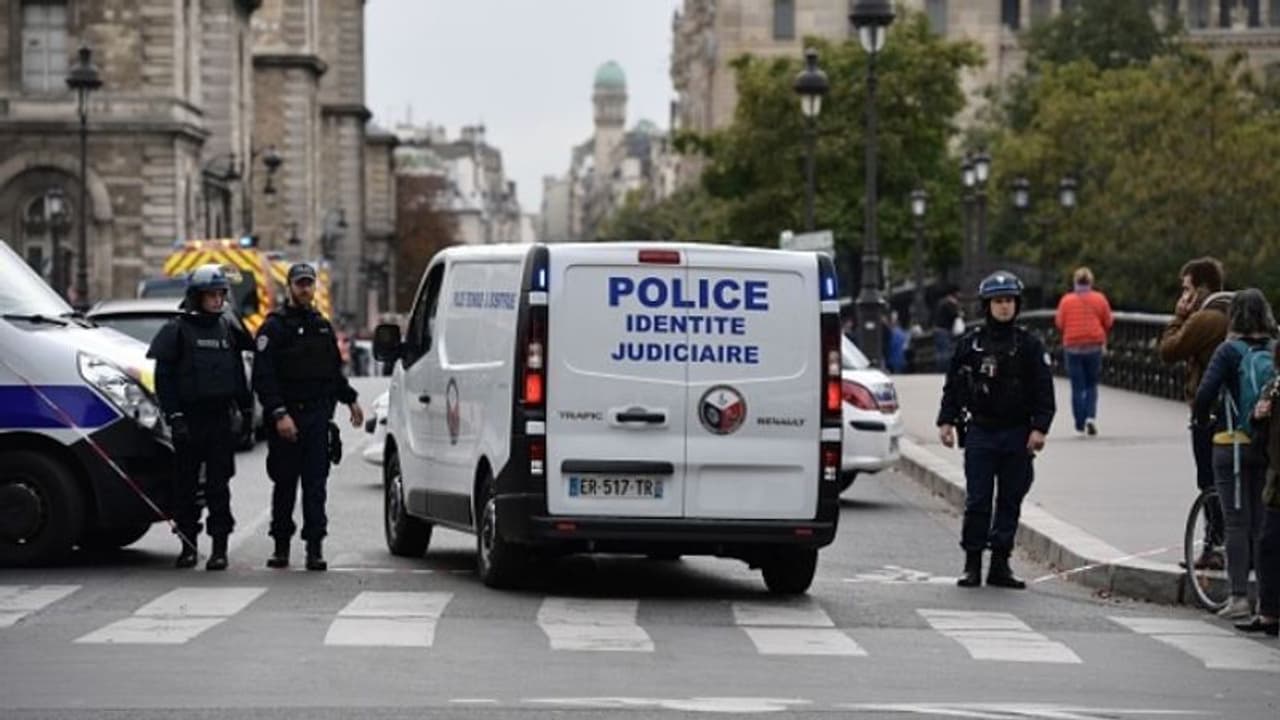 പാരീസ് പൊലീസ് ആസ്ഥാനത്തിന് നേരെ ആക്രമണം: അക്രമിയെ വെടിവച്ച് കൊന്നു പാരീസ് പൊലീസ് ആസ്ഥാനത്തിന് നേരെ ആക്രമണം: അക്രമിയെ വെടിവച്ച് കൊന്നു