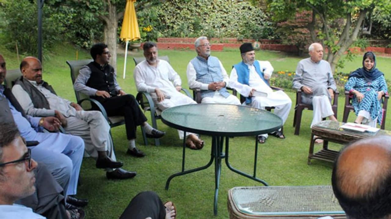 कश्मीर : राज्यपाल के सलाहकार ने कहा, नेताओं की एक एक कर होगी रिहाई, लेकिन पहले होगी जांच कश्मीर : राज्यपाल के सलाहकार ने कहा, नेताओं की एक एक कर होगी रिहाई, लेकिन पहले होगी जांच