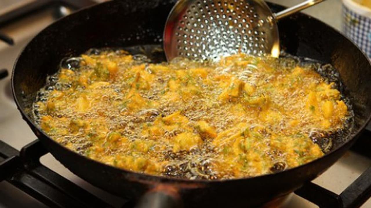 എണ്ണയിൽ വറുത്തതും പൊരിച്ചതുമായ ഭക്ഷണങ്ങൾ സ്ഥിരമായി കഴിക്കരുതേ; കാരണം എണ്ണയിൽ വറുത്തതും പൊരിച്ചതുമായ ഭക്ഷണങ്ങൾ സ്ഥിരമായി കഴിക്കരുതേ; കാരണം