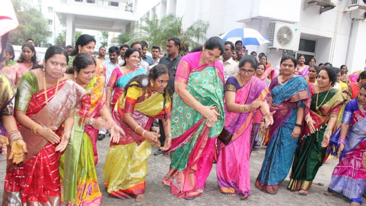 బతుకమ్మ వేడుకల్లో పాల్గొన్న మంత్రి సత్యవతి రాథోడ్ బతుకమ్మ వేడుకల్లో పాల్గొన్న మంత్రి సత్యవతి రాథోడ్