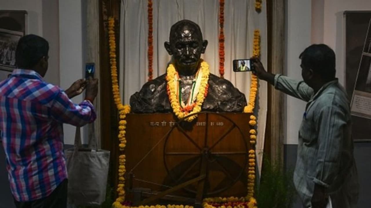 মহাত্মা নন, মোদীই এই জাতির জনক, বড় বিতর্ক তুললেন গান্ধী মিউজিয়ামের ডিরেক্টর মহাত্মা নন, মোদীই এই জাতির জনক, বড় বিতর্ক তুললেন গান্ধী মিউজিয়ামের ডিরেক্টর