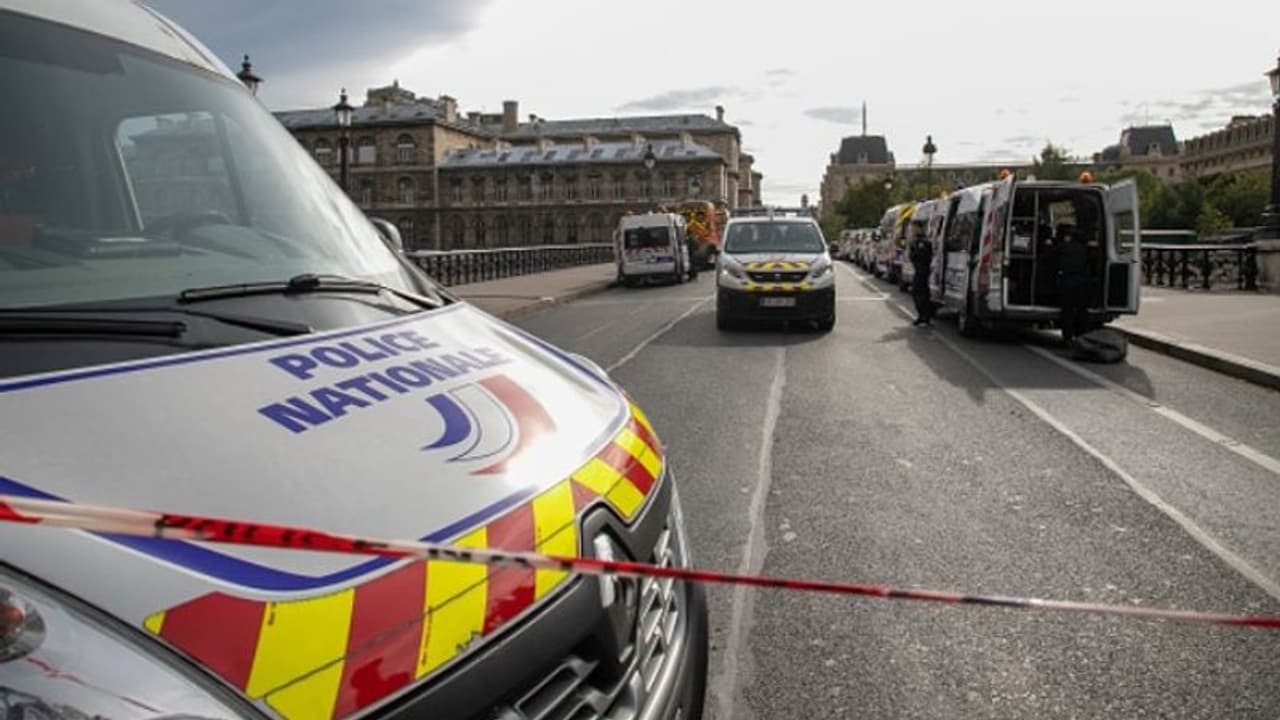 പാരീസിനെ നടുക്കി 20കാരൻ: പൊലീസ് ആസ്ഥാനത്ത് മരിച്ചത് അഞ്ച് പേർ പാരീസിനെ നടുക്കി 20കാരൻ: പൊലീസ് ആസ്ഥാനത്ത് മരിച്ചത് അഞ്ച് പേർ