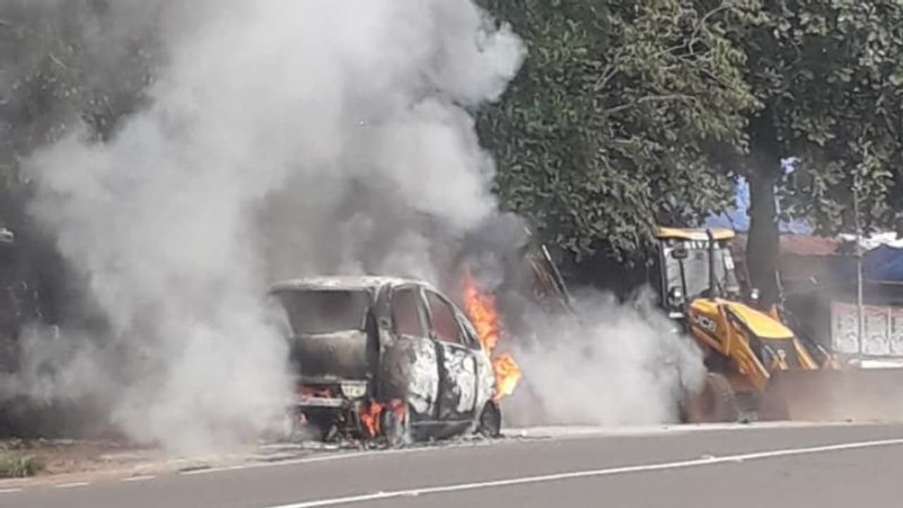 കെഎസ്ഇബി ഉദ്യോഗസ്ഥൻ സഞ്ചരിച്ച കാറിന് ഓടിക്കൊണ്ടിരിക്കെ തീപിടിച്ചു കെഎസ്ഇബി ഉദ്യോഗസ്ഥൻ സഞ്ചരിച്ച കാറിന് ഓടിക്കൊണ്ടിരിക്കെ തീപിടിച്ചു
