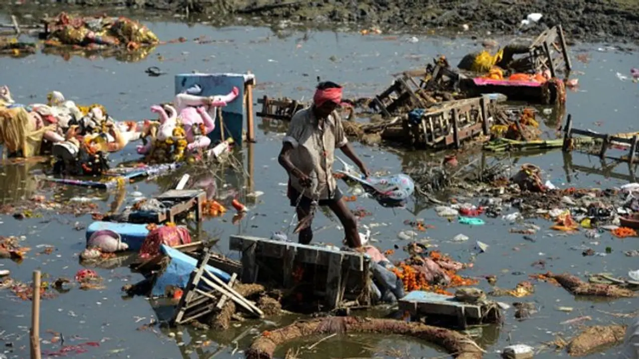 গঙ্গায় বন্ধ ভাসান, মোদী বিরোধিতায় কি নয়া অস্ত্র পেলেন মমতা গঙ্গায় বন্ধ ভাসান, মোদী বিরোধিতায় কি নয়া অস্ত্র পেলেন মমতা